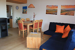 Wohnzimmer mit Essecke im Ferienhaus Sankt Englmar Bayern